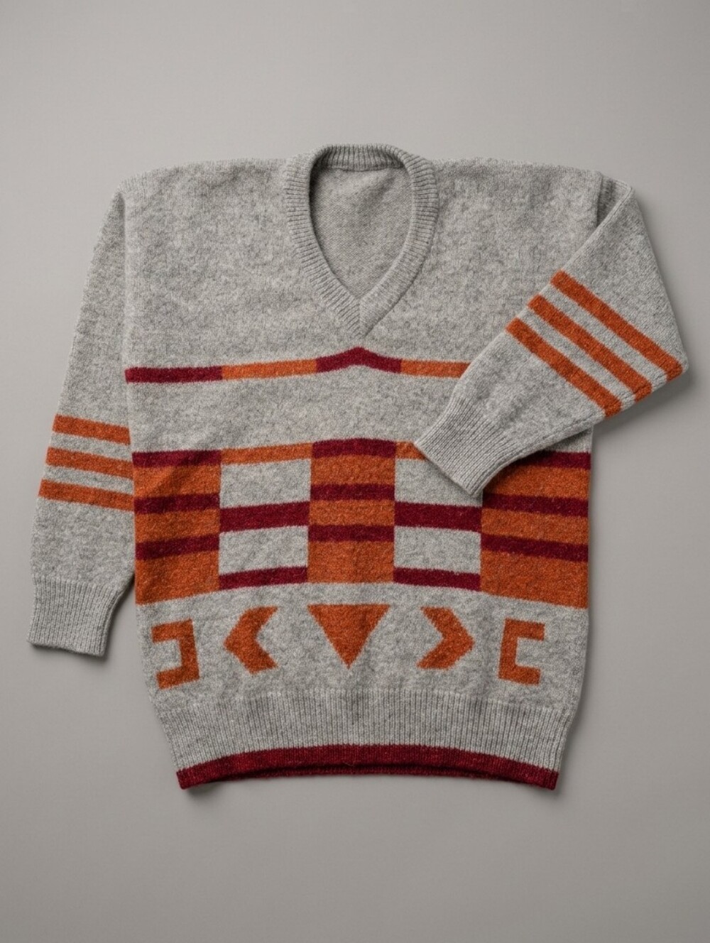 Vintage Men's V-Neck Geometric Pattern Wool Sweater Sz S/M P2P 19"